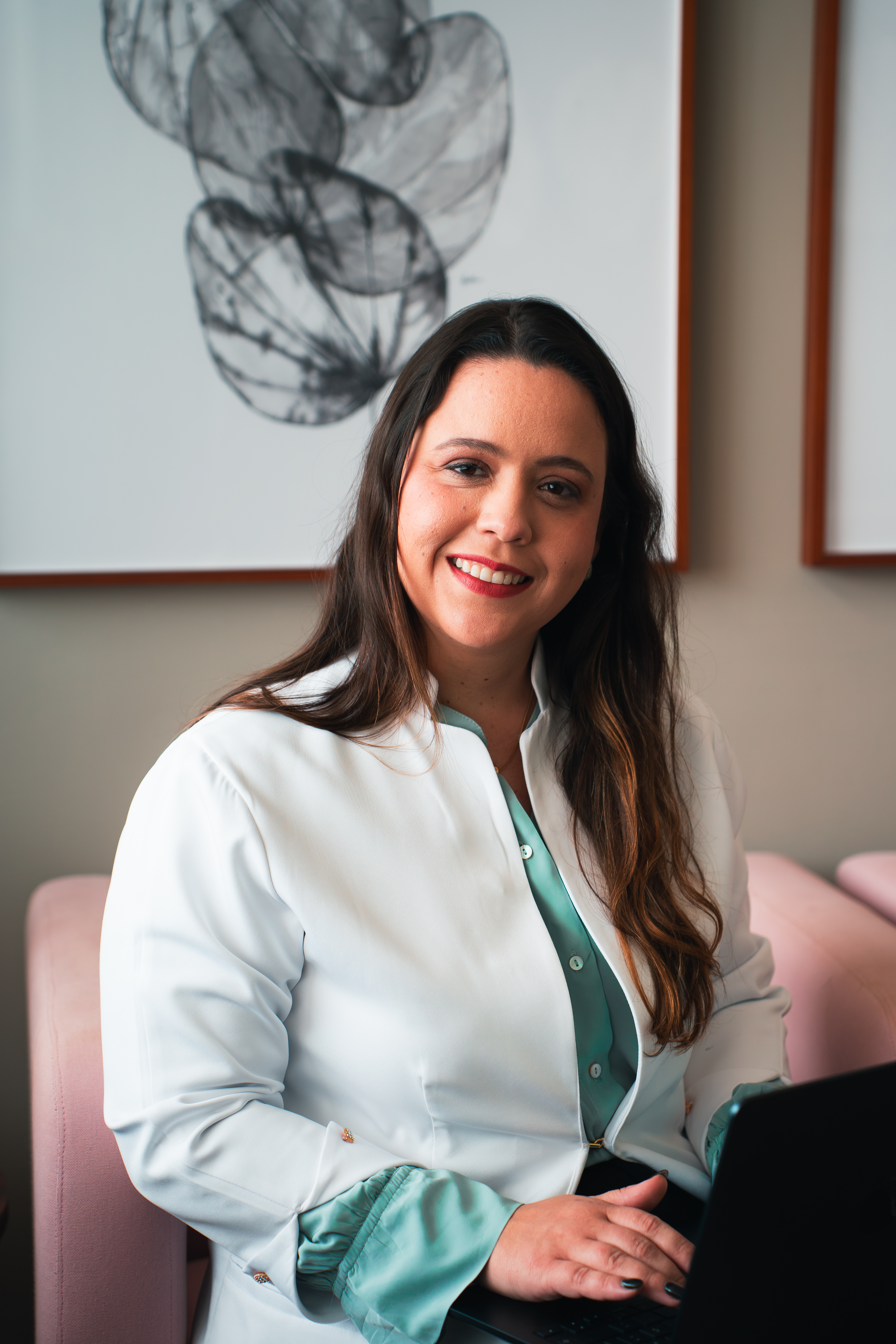 Dra. Luciana Chaves sorrindo no consultório